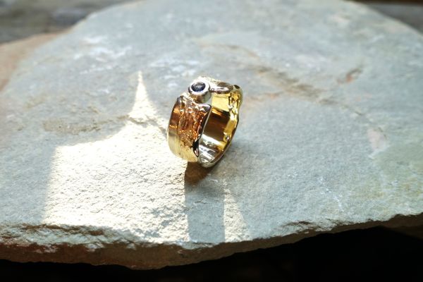 safirring-in-14kt-weissgold-und-14kt-gelbgold-von-achleitner-schmuck-kunst259DEF00-EFE8-57D6-B151-5EFFE4ECE141.jpg