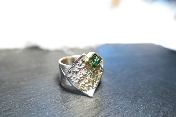 smaragdring-mit-goldfassung-smaragd-habachtal-oesterreich-achleitner-schmuck-kunstF0338AB2-8363-34FD-E27D-E554F2718E6D.jpg