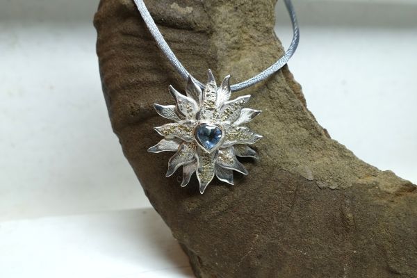 anhaenger-sonne-mit-aquamarinherz-von-achleitner-schmuck-kunst6DD683A9-7962-4E47-E478-E91AA5FBB909.jpg